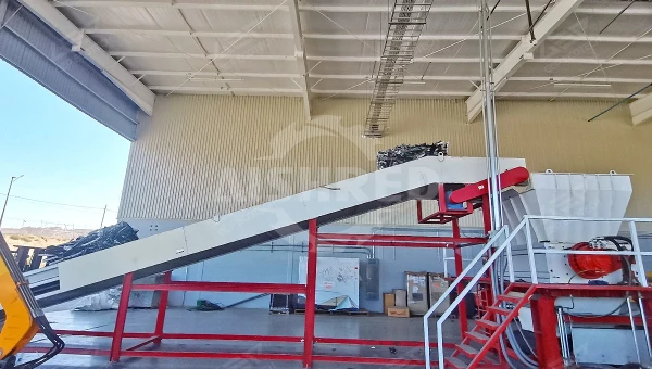 对压缩后的铝废料包进行破碎（解体）选1200型及以上规格的重型双轴撕碎机