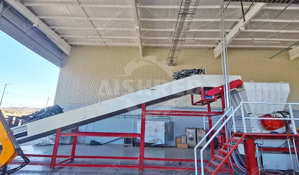 对压缩后的铝废料包进行破碎（解体）选1200型及以上规格的重型双轴撕碎机