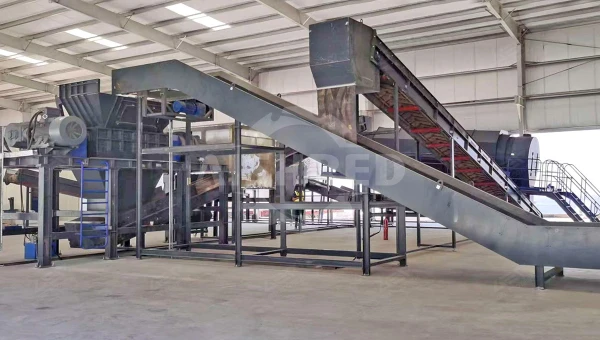 对压缩后的铝废料包进行破碎（解体）选1200型及以上规格的重型双轴撕碎机