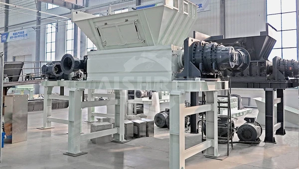 医疗废物处置中心使用哪种类型的撕碎机？