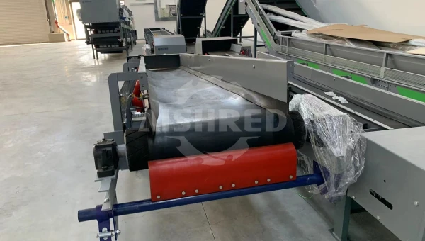 定制单轴粉碎机+磁选设备助力阿联酋客户实现PP/PS塑料衣架回收