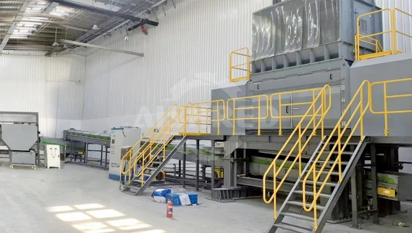 定制单轴粉碎机+磁选设备助力阿联酋客户实现PP/PS塑料衣架回收